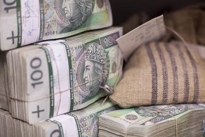 Złoty, banknoty, paczki