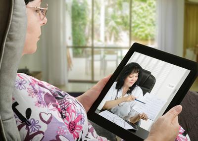 Porada lekarska obejmująca wywiad lekarza z pacjentem w formie telemedycznej nie jest na razie rozliczana przez NFZ. Autorzy raportu postulują przyspieszenie dodawania świadczeń telemedycznych do koszyka świadczeń gwarantowanych.