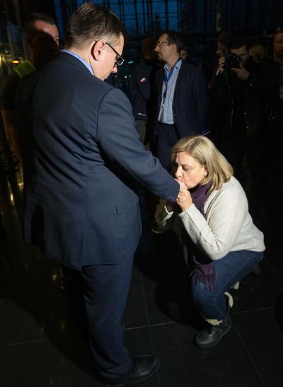 Monika Żelazik, zwolniona wiosną przewodnicząca Związku Zawodowego Personelu Pokładowego i Lotniczego, uklęknęła wczoraj
przed Rafałem Milczarskim, prezesem Lotu, w podziękowaniu za
udostępnienie toalet strajkującym. Chwilę potem prezes też uklęknął.