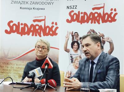 50/50: Henryka Bochniarz, prezydent Konfederacji Lewiatan, oraz Piotr Duda,
przewodniczący „Solidarności”, już kolejny raz wspólnie występują przeciwko
zniesieniu limitu składek na ZUS. Jest szansa, że teraz rząd zostanie wyręczony
przez Trybunał Konstytucyjny.