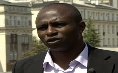 Emmanuel Olisadebe podczas wywiadu dla telewizji CNN