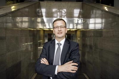 SUPLEMENT DO CV: Dariusz Kacprzyk ostrogi bankowca zdobywał w Banku BPH. Następnie przeszedł do BRE Banku (dzisiaj mBank), by kierować departamentem finansowania samorządów. Później był szefem BGK.