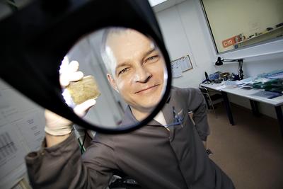 MADE IN POLAND: Robert Dwiliński, współtwórca
technologii wytwarzania kryształów azotku galu, nadal wierzy w powodzenie projektu
— mimo że sam został od niego odsunięty.
