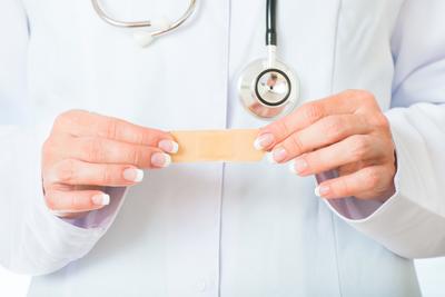 40 proc. pielęgniarek nie zgłasza incydentów dotyczących zranienia lub zakłucia, a blisko 70 proc. podczas swojej pracy zraniło się nawet 5 razy.
