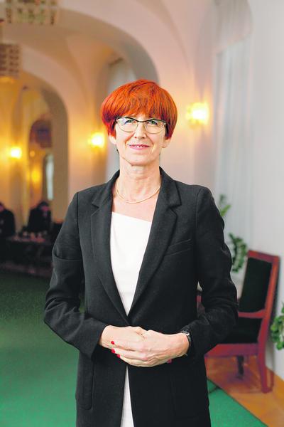 TO W SAM RAZ: Ministerstwo Rodziny, Pracy i Polityki Społecznej,
którym kieruje Elżbieta Rafalska, broni stawki 12 zł, bo chce, by firmy
przestały zatrudniać na umowy zlecenia osoby, które powinny zatrudniać
na umowy o pracę.