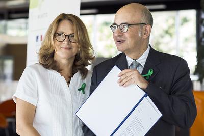 WSPÓLNE DZIEŁO: Konferencja Innowacyjne Eco-Miasto jest organizowana m.in. przez Centrum UNEP/ GRID-Warszawa i Ambasadę Francji. Na zdjęciu Maria Andrzejewska i Pierre Levy, ambasador Francji.