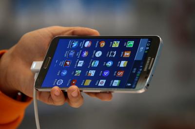 Jeden ze smartfonów Samsunga fot. Bloomberg