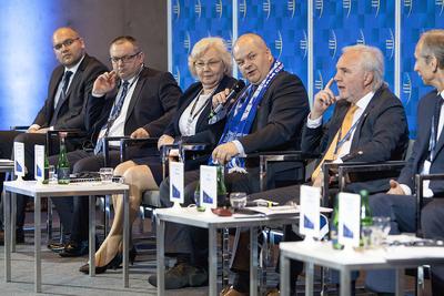 ZGODA KIBICÓW: Choć uczestnicy futbolowej debaty kibicują różnym klubom, mają różne spojrzenie na problemy naszej piłki nożnej i proponują różne sposoby ich rozwiązywania, w jednym się zgadzają: w polskim futbolu konieczne są reformy organizacyjne, bez których wciąż będziemy daleko za Europą Zachodnią.