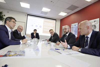Firmy
przemysłowe z Polski bardzo mocno awansowały w światowych łańcuchach dostaw.
Przykładem jest fakt, że Polska zrównała się z Włochami na liście kluczowych
partnerów importowych Niemiec. Uczestnicy debaty w "Pulsie Biznesu"
wskazywali, że jedną z kluczowych przyczyn tego awansu jest bardzo dobrze
wyspecjalizowana kadra menedżerów i pracowników.