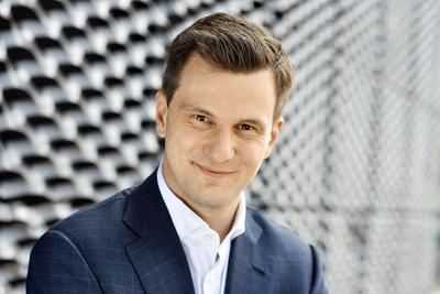 Tomasz Domogała, przed kilkoma laty przejął od ojca katowicką firmę TDJ i próbuje zrobić z niej profesjonalną firmę inwestycyjną. Na liście najbogatszych Polaków 2018 r. magazynu Forbes, sklasyfikowany został na 11-tym miejscu z majątkiem oszacowanym na nieco ponad 3 mld zł. Jednak miniony rok nie był dla niego zbyt udany i jak wyliczył Puls Biznesu wartość posiadanych przez niego pakietów udziałów w Famurze, PGO i Zamet skurczył się do 1,96 mld zł z 2,33 mld w roku 2017. To dało mu 6-te miejsce w zestawieniu największych bogaczy z GPW.