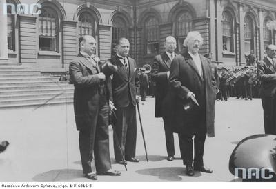 Pożegnanie kompozytora i pianisty Ignacego Jana Paderewskiego przed City Hall w Nowym Jorku, 1932 r.