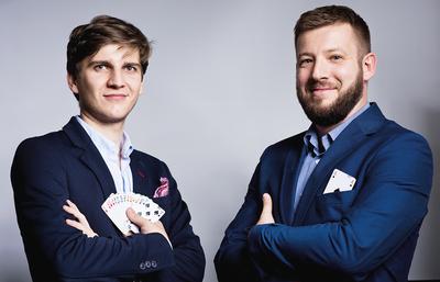 Dla każdego. Piotr Jassem, współzałożyciel szkół Nauka Brydża (z prawej), i Łukasz Witkowski, dyrektor warszawskiego oddziału, przekonują, że na rozbudzenie pasji nigdy nie jest za późno — większość ich kursantów to ludzie po 30., pracujący zawodowo.