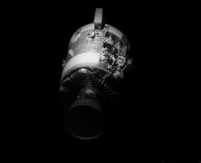 Uszkodzony moduł serwisowy Apollo sfotografowany z modułu dowodzenia po ich rozłączeniu