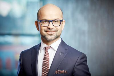 DZIESIĄTKI
FIRM: Kierowana przez Janusza Michałka KSSE wydała w ubiegłym roku najwięcej
zezwoleń: 58. W obecnym wydała 39 zezwoleń i podjęła sześć decyzji. Tych
drugich więcej na koncie ma tylko Warmińsko-Mazurska SSE.