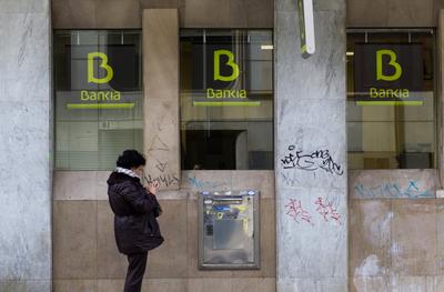 Jeden z oddziałów banku Bankia w Madrycie (fot. Bloomberg)