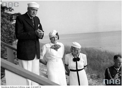 Mościcki w Juracie (1937 r.) Prezydent RP Ignacy Mościcki z żoną Marią (druga z lewej), córką Heleną Bobkowską (druga z prawej) i kpt. żand. Janem Huberem na plaży.