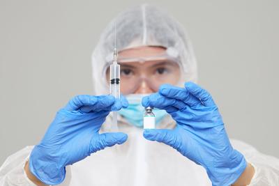 Amerykańska firma Moderna Therapeutics otrzymała zgodę amerykańskiego Urzędu ds. Żywności i Leków (FDA) na rozpoczęcie drugiej fazy badań nad szczepionką na COVID-19 na grupie 600 osób.