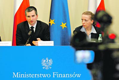 URZĘDOWY OPTYMIZM: Ministerstwo Finansów, któremu szefuje Mateusz Szczurek, zapewnia że to nic takiego, iż przepisy uderzające w podatkowych oszustów wejdą w życie z kwartalnym opóźnieniem. Proceder wyłudzeń VAT mają bowiem mieć pod kontrolą służby podległe Agnieszce Królikowskiej, Generalnemu Inspektorowi Kontroli Skarbowej. Uczciwych firm, które muszą konkurować z oszustami, te tłumaczenia nie przekonują.