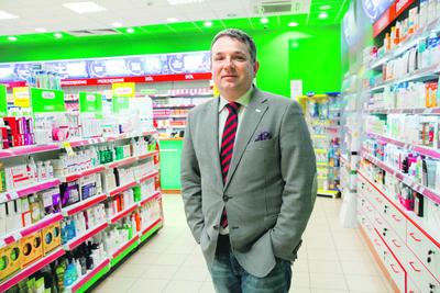 STOP DYNASTIOM: Marcin Piskorski, prezes Związku Pracodawców Aptecznych PharmaNet, uważa, że systemy zamknięte są nie tylko drogie dla płatnika i pacjenta, ale tworzą lokalne monopole i budują aptekarskie dynastie. Przypomina, że w krajach, w których obowiązywał model „apteka dla aptekarza”, osoba, która nie urodziła się w rodzinie aptekarskiej, w zasadzie nie miała szans na otworzenie własnego punktu.