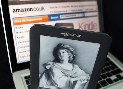 Czytnik Kondle i strona internetowa Amazon (fot. Bloomberg)