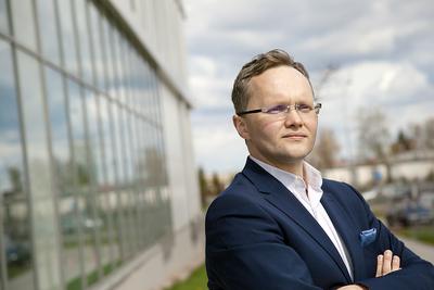 BEZ
WYŻYWIENIA NIE MA PRACY: Andrzej Nartowicz, prezes Ideal Group, podkreśla, że
pracownicy dużych firm rzadko mają dostęp do pełnowartościowych posiłków.
Foodomaty eliminują ten problem.