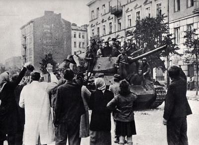 Mieszkańcy witają oddziały radzieckie wkraczające na Pragę we wrześniu 1944 r.