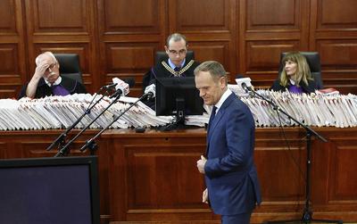 Donald Tusk świadkował w sprawie z prywatnego oskarżenia przeciwko byłemu szefowi jego kancelarii.