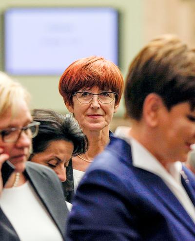 SZYBKA SKŁADKA: Projekt ministerstwa rodziny, kierowanego przez Elżbietę Rafalską, wpisuje się w długą litanię zmian prawnych, wprowadzanych z zaskoczenia, bez należytych konsultacji. Nagła zmiana reguł liczenia składek na ZUS kłóci się z zapewnieniami, że rząd nie będzie zwiększał obciążeń obywateli.