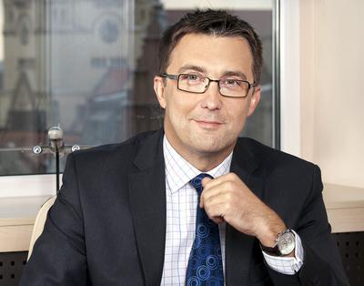 KONSERWATYWNY PREZES: W przyszłym roku rynek będzie rósł o 10-16 proc., a my — w tych okolicach — mówi Grzegorz Baszczyński, prezes Rainbowa. To skromne prognozy, bo biuro w przedsprzedaży lata 2018 zanotowało już prawie 40-procentowy wzrost w porównaniu z ubiegłym rokiem, a w 2016 r. firma rosła szybciej od rynku.