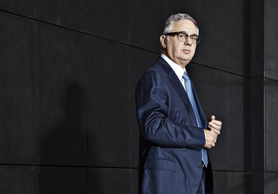 Nieoczekiwana zmiana
miejsc: Comarch, na czele którego stoi Janusz Filipiak, jeszcze w połowie
października nie miał zbyt dobrych notowań w ZUSie. Jednak po czwartkowej
pozytywnej weryfikacji wiedzy z obszaru pięciu usług, ocena szans na przejęcie
utrzymania systemu KSI ZUS istotnie się zmieniła.