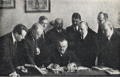TRUDNE POCZĄTKI POLSKI: Premier Wladyslaw Grabski w otoczeniu wspolpracownikow z Ministerstwa Skarbu.