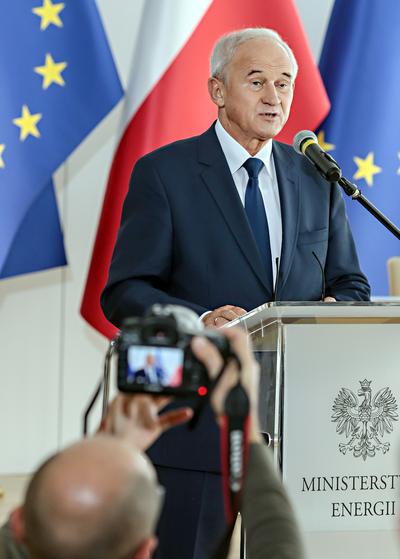 OSOBISTE ZAANGAŻOWANIE: Krzysztof Tchórzewski,
minister energii, promował inwestycję w blok węglowy w Ostrołęce. Teraz lobbuje
w sprawie jej finansowania. Na rozmowy namówił już PGE, ale pieniędzy potrzeba
więcej.