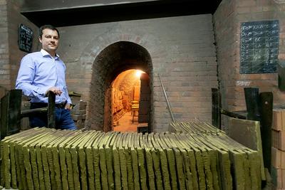 DO WYBORU 200 WZORÓW: Po wyroby ostrzeszowskiej fabryki sięgają miłośnicy nowoczesnej
architektury, właściciele domów jednorodzinnych, opiekunowie zabytków
historycznych. Jak mówi Adam Kostrzewski, prezes Heritage, do wyboru
jest 200 wzorów ręcznie formowanych dachówek, a także piece z kafli
szamotowych, ręcznie malowane płytki do wnętrz i tynki gliniane.
