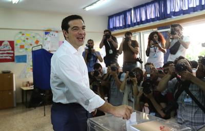 Aleksis Tsipras oddaje swój głos w trakcie niedzielnego referendum w Grecji