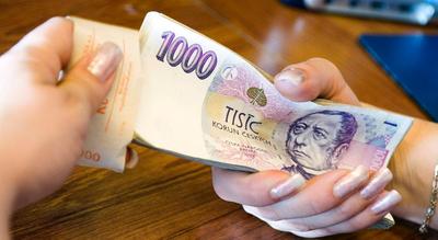 Banknoty czeskie. Fot. Bloomberg.