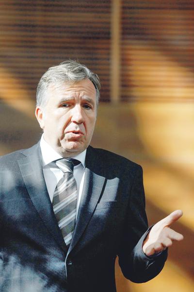 SPEC OD FUZJI I PRZEJĘĆ: Biznesowa kariera Michała Sołowowa jest pełna fuzji i przejęć. Wielokrotnie udowadniał, że potrafi sprzedawać firmy w dobrym momencie. Teraz porywa się na największy zakup w swojej historii i argumentuje, że to właściwy czas na taki ruch.