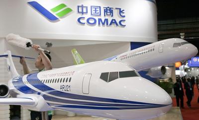 Modele samolotów Comac (fot. Bloomberg)