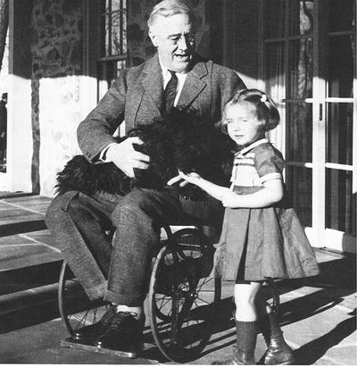 Jedną z najbardziej znanych osób dotkniętych porażeniem choroby Heinego-Medina był prezydent USA Franklin D. Roosevelt. W czasach jego prezydentury fakt ten jednak skrzętnie ukrywano.