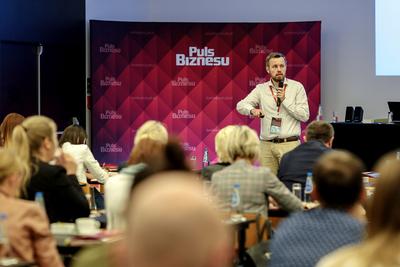 TECHNOLOGICZNE WSPARCIE: Jakościowe dane to fundament budowania wiedzy o klientach. W ich zdobyciu mogą pomóc najnowsze nowinki technologiczne, np. sztuczna inteligencja – mówił podczas konferencji „Pulsu Biznesu” Tomasz Dziobiak, prezes zarządu firmy DBMS.