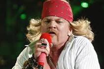 Fan Guns N' Roses zamierza oskarżyć lidera grupy Axlea Rose’a, za to, że rzucony przez wokalistę mikrofon, wybił mu zęby