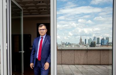 Dyscyplina kosztowa: Zdaniem Zbigniewa Jagiełły, prezesa PKO BP, dzięki ostrożnemu podejściu do ryzyka bank spełnił kapitałowe wymogi i wypłacił akcjonariuszom 688 mln zł dywidendy za 2017 r. Spełnia również kryteria nadzorcy, do podzielania się zyskiem również za ten rok.