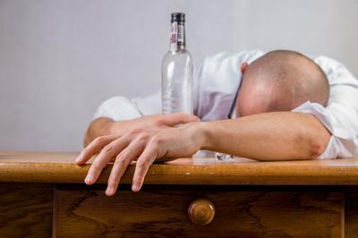 Zobowiązanie do leczenia osoby nadużywającej alkoholu wymaga przebadania jej przez biegłego.