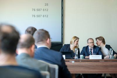 DEMENTI: Konrad Kąkolewski, prezes Getbacku, oraz wiceprezes Anna Paczuska (z prawej) zapewniają, że wypowiedź tego pierwszego zinterpretowana jako 2,4 mld zł zobowiązań z obligacji to nieporozumienie. Nie ujawniają jednak, jaka jest rzeczywista wartość wyemitowanych papierów dłużnych.