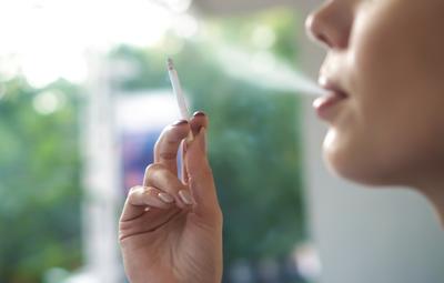 Osoby uzależnione, m.in. od opioidów czy tytoniu, są bardziej podatne na COVID-19 i jego powikłania.