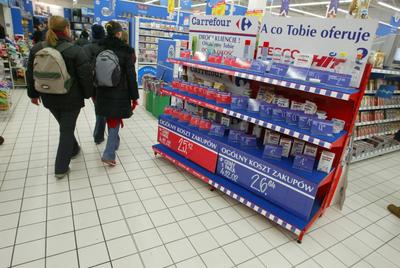 Klienci cieszą się z niskich cen, lecz pracownicy nie cieszą się z niskich płac.