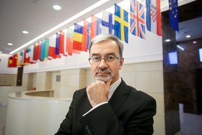 Specustawa mieszkaniowa, która została przygotowana przez Ministerstwo Inwestycji i Rozwoju kierowane przez Jerzego Kwiecińskiego. Specustawa umożliwi m.in. wykorzystanie terenów rolnych w administracyjnych granicach miast, a także gruntów pokolejowych, powojskowych i poprzemysłowych.