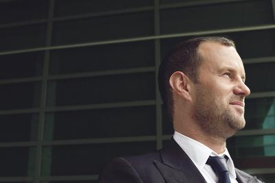 ZMIANA
BRANŻY: Kamil Kliniewski, był akcjonariuszem i szefem giełdowego Kerdosu, który
upadł po fiasku drogeryjnego projektu Dayli. Teraz kieruje spółką, która przy
wsparciu silnego niemieckiego inwestora chce przejąć bukmacherskiego Totolotka
i zainwestować nawet 100 mln zł w polską branżę zakładów wzajemnych.