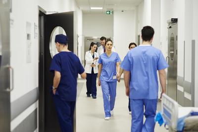 Nowe kryteria kwalifikowania do badań w kierunku nowego koronawirusa mają przyspieszyć ścieżkę diagnostyczną w przypadku personelu medycznego i kadry medycznej, które są kluczowe dla walki z epidemią COVID-19.
