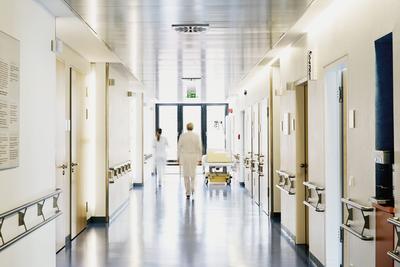 Pracownicy medyczni mający kontakt z pacjentami z podejrzeniem lub zakażeniem koronawirusem, będą mogli pracować tylko w jednym miejscu.