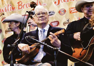 Warren Buffett, właściciel Berkshire Hathaway, zapewnił akcjonariuszom dodatkową atrakcję — na sobotnie walne zaprosił Douga Kassa, charyzmatycznego zarządzającego funduszy hedgingowych, specjalizującego się w grze na spadki notowań firm. [FOT. Bloomberg)